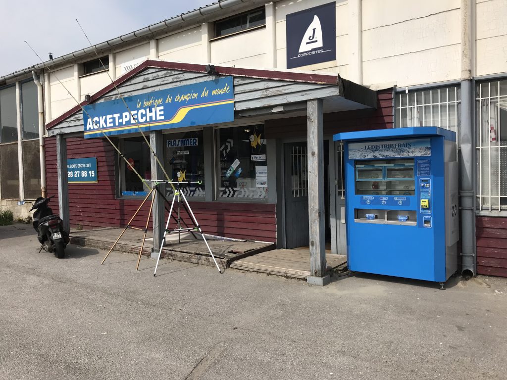 Installation d’un distributeur automatique pour articles de pêche à Dunkerque proche de Calais