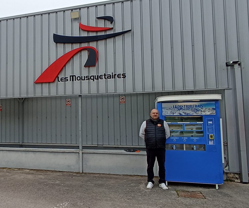 Châlons-en-Champagne : Livraison et Installation d’un distributeur de produits frais devant l’enseigne des Mousquetaires