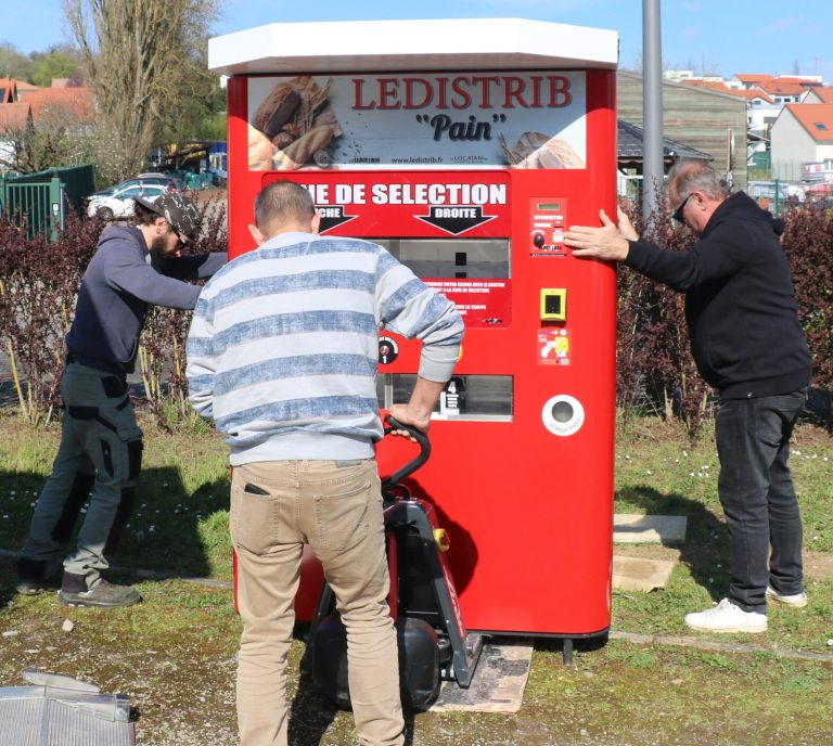 Saulny : Arrivée du distributeur automatique de pain dans le village .