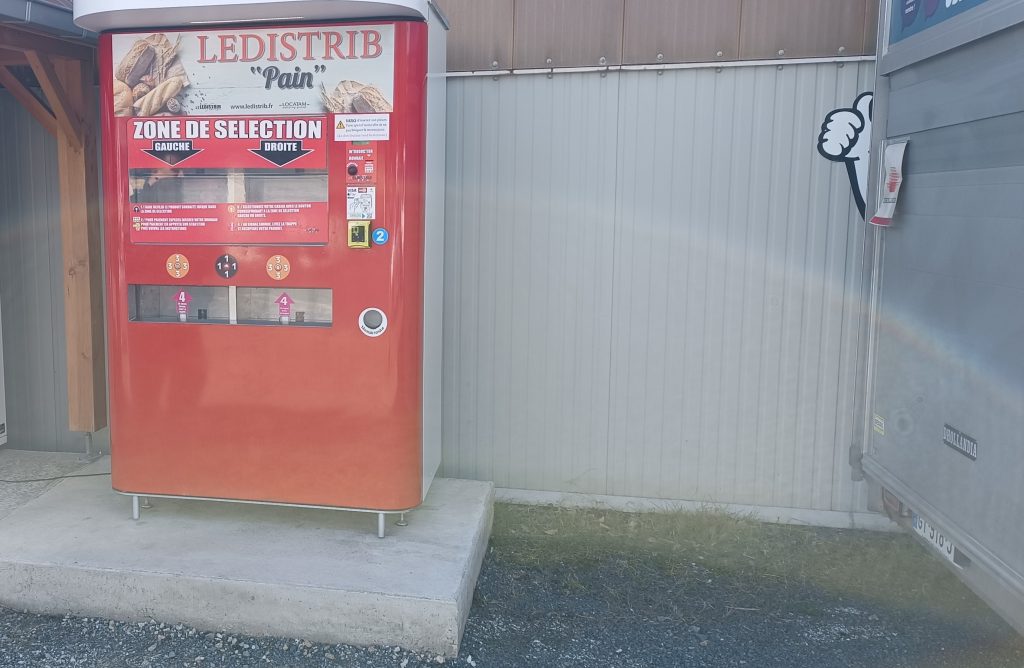 Livraison et installation d’un distributeur automatique de pain à La Monnerie-le-Montel dans le Puy-de-Dôme
