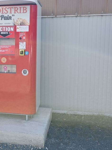 Livraison et installation d’un distributeur automatique de pain à La Monnerie-le-Montel dans le Puy-de-Dôme