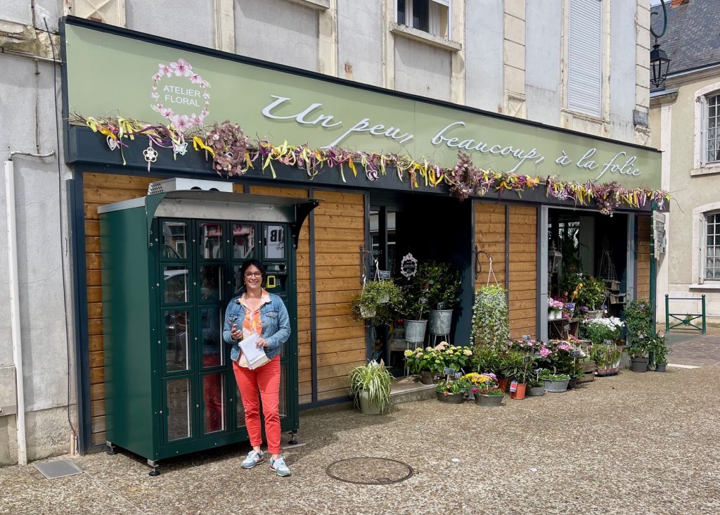Sarthe : Livraison et mise en place d’un distributeur automatique de fleurs à casiers à Vibraye .