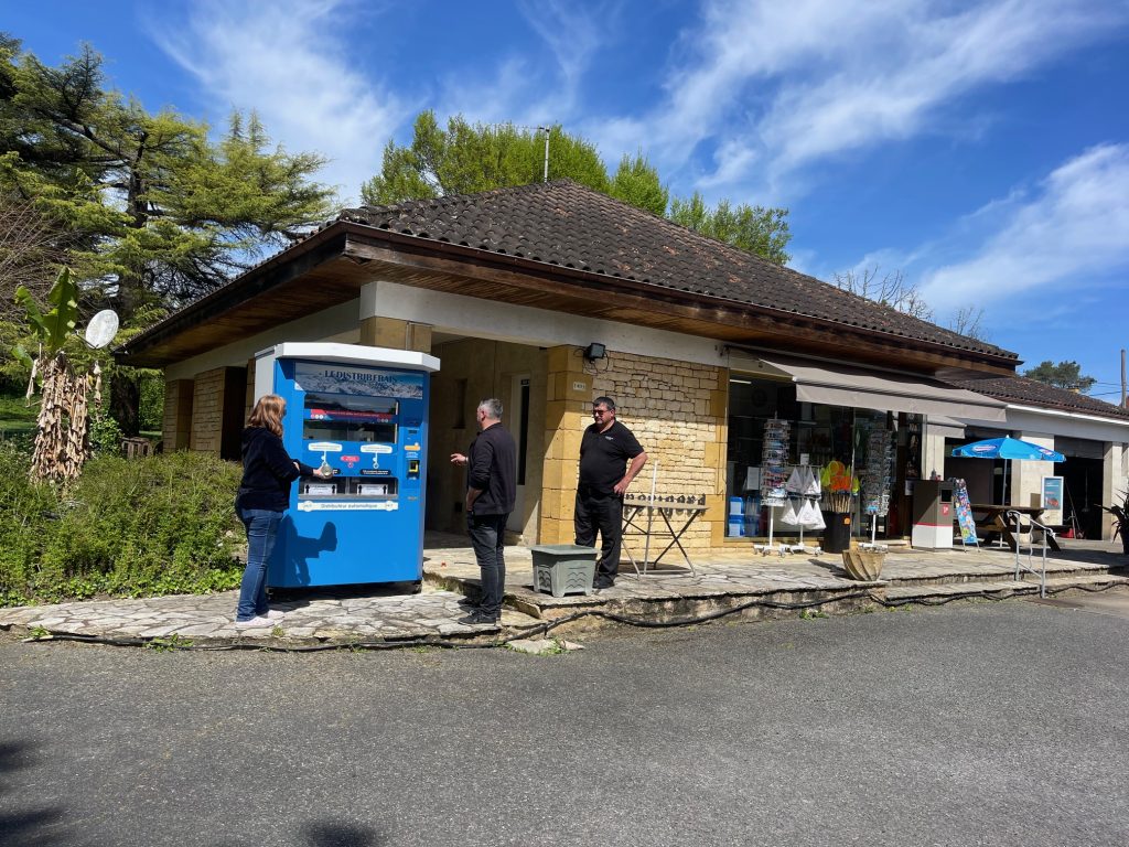 Livraison et mise en place d’un distributeur de produits frais à La Roque-Gageac dans le département de la Dordogne