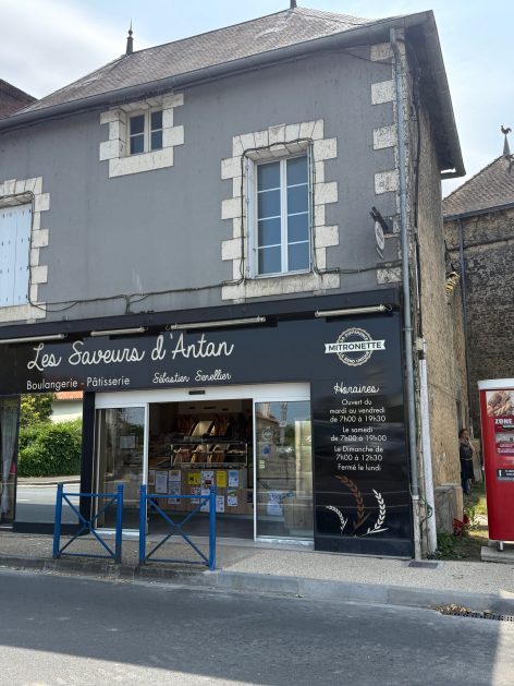 Livraison et Installation d’un distributeur de pain à Gençay dans la Vienne .