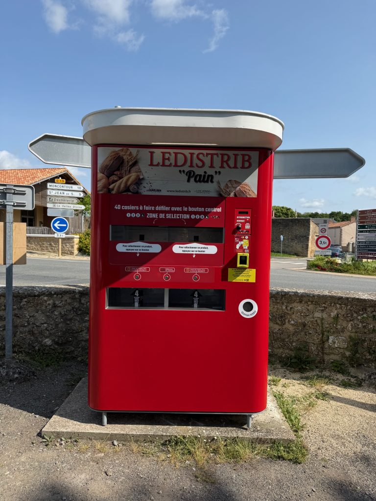 VIENNE : Livraison et installation d’un distributeur automatique de pain à La Grimaudière